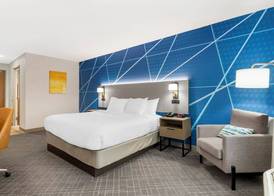 Comfort Inn & Suites 4