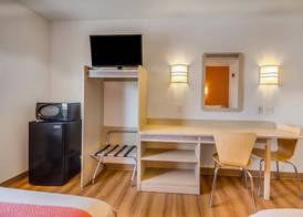 Howard Johnson by Wyndham Lemoore Near Naval Air Station 5