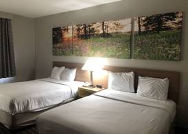 Days Inn & Suites by Wyndham Romeoville 4