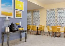 Days Inn & Suites by Wyndham DFW Airport South-Euless 2