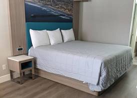 Super 8 by Wyndham Oceanside Downtown 5