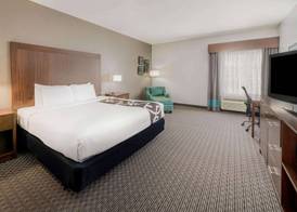 La Quinta Inn & Suites by Wyndham Fort Worth Arlington West 3