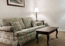 Econo Lodge & Suites Grand Rapids Airport 4