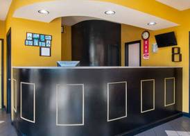 Econo Lodge Inn & Suites 2