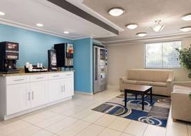 Day's Inn & Suites by Wyndham Indianapolis Airport East 2