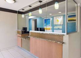 Day's Inn & Suites by Wyndham Indianapolis Airport East 3