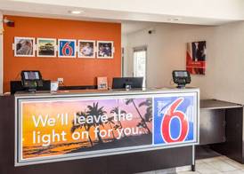 Motel 6 Bakersfield, CA - Convention Center 4