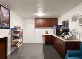 Travelodge by Wyndham Everett City Center 4
