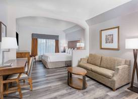 Ramada by Wyndham Bakersfield 4