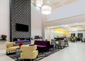 La Quinta Inn & Suites by Wyndham DFW Airport West - Bedford 2