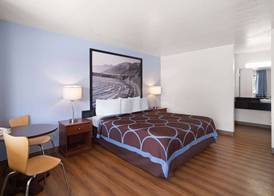 Super 8 by Wyndham Dunnigan 5