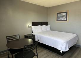 Americas Best Value Inn and Suites Groves 4
