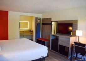 Ramada by Wyndham Cleveland Airport West 4