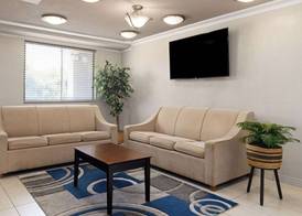 Day's Inn & Suites by Wyndham Indianapolis Airport East 4