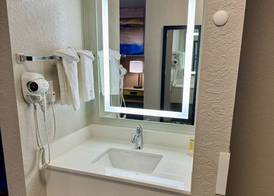 Days Inn by Wyndham Sarasota I-75 5