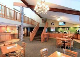 AmericInn by Wyndham Cedar Rapids Airport 4