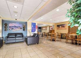 Econo Lodge Inn & Suites I-35 at Shawnee Mission 4