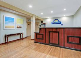 Days Inn by Wyndham Fairmont 3