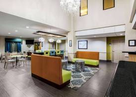 La Quinta Inn & Suites by Wyndham Pasadena 4