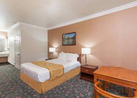 Days Inn & Suites by Wyndham South Gate 5