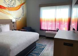 La Quinta Inn & Suites by Wyndham San Antonio Seaworld LAFB 4
