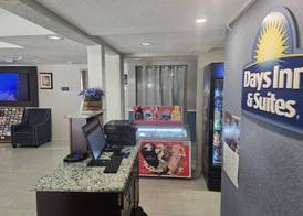 Days Inn & Suites by Wyndham Tampa/Raymond James Stadium 3