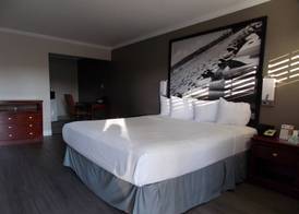 Super 8 by Wyndham Santa Cruz Beach 4
