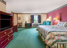 Super 8 by Wyndham Reedsburg 4