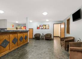 Super 8 by Wyndham Topeka/Wanamaker RD/I-70 2
