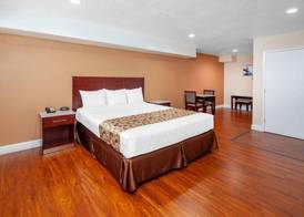 Travelodge by Wyndham Harbor City 4