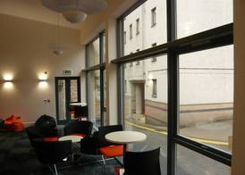 JOIVY Budget 4,5 and 6 bed private flats, in Historic Old Town - Adults Only 2