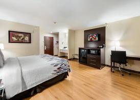 Econo Lodge Inn & Suites 4