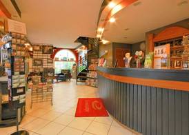 Econo Lodge at the Falls North 2