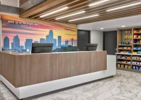 La Quinta Inn & Suites by Wyndham Dallas I-35 Walnut Hill Ln 2