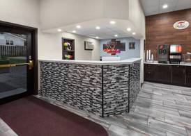 Super 8 by Wyndham Winona MN 4