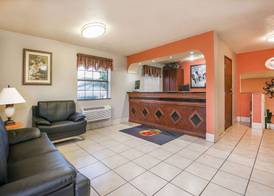 Super 8 by Wyndham San Antonio/I-35 North 4