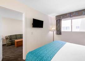 Howard Johnson Suites by Wyndham San Diego Chula Vista BayFront 3