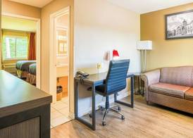 Super 8 by Wyndham Kingston 5