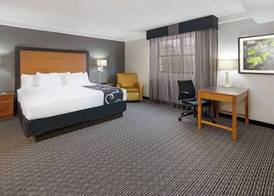Super 8 by Wyndham The Woodlands North 4