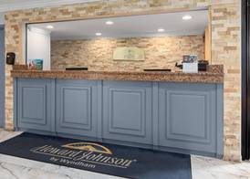 Howard Johnson by Wyndham Romulus Detroit Metro Airport 2