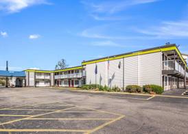 Econo Lodge Inn and Suites 3