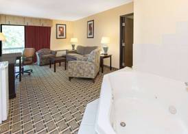 Days Inn & Suites by Wyndham Madison Heights MI 5