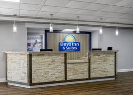 Days Inn and Suites by Wyndham Hammond, IN 2