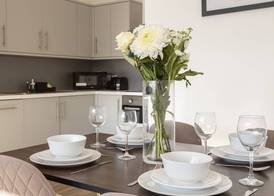Modern, Stylish 1BR Apartment Nearby AO Arena 5