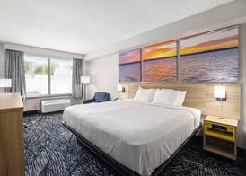 Days Inn & Suites by Wyndham Norton Shores Muskegon 2
