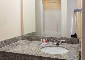 Days Inn & Suites by Wyndham Eunice 5