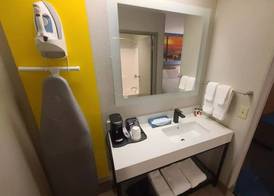 Days Inn by Wyndham Johnson Creek 5