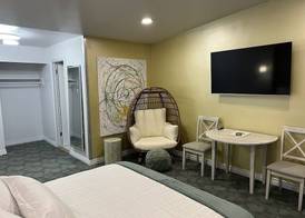 Foghorn Harbor Inn 4