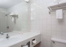 Days Inn by Wyndham Woodbury Long Island 4