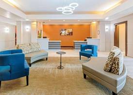 La Quinta Inn & Suites by Wyndham Winnie 2